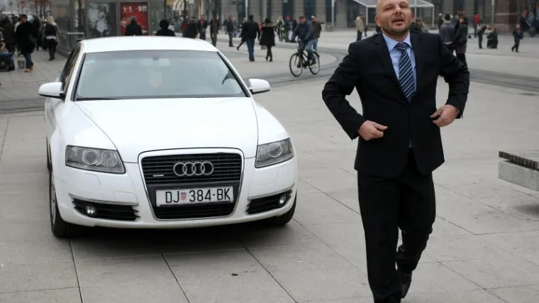 Drmić dovezao Audi na osječki trg: Nisam kriminalac