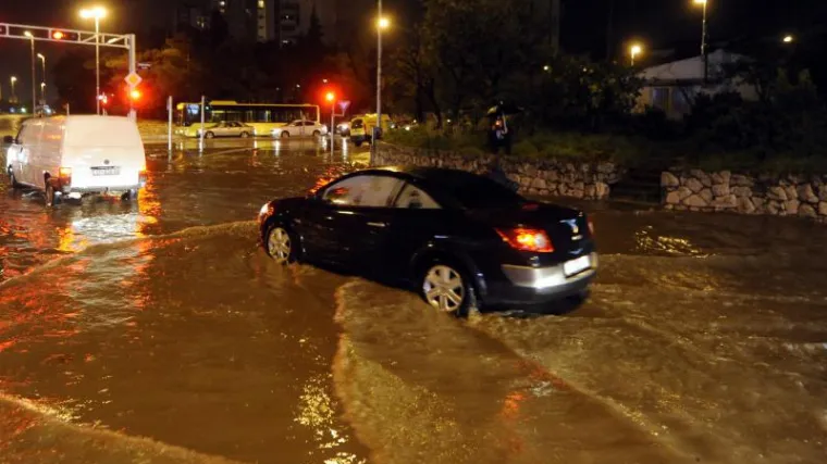 Jaka ki&scaron;a praćena olujnim jugom poplavila Split