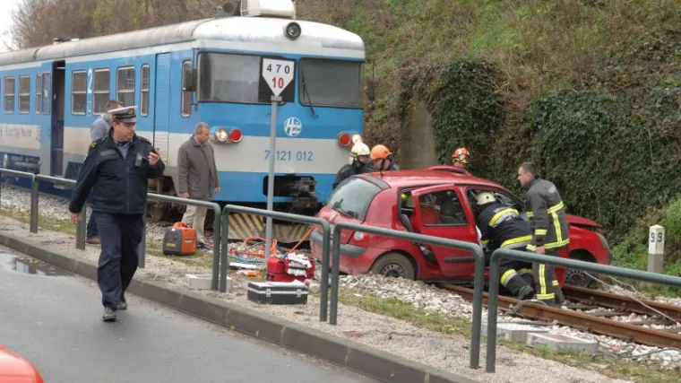 Ozlijeđene dvije žene u naletu vlaka na automobil