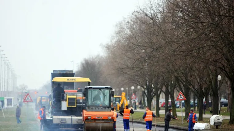 Nesreća u Kninu: Radnika pregazio valjak!
