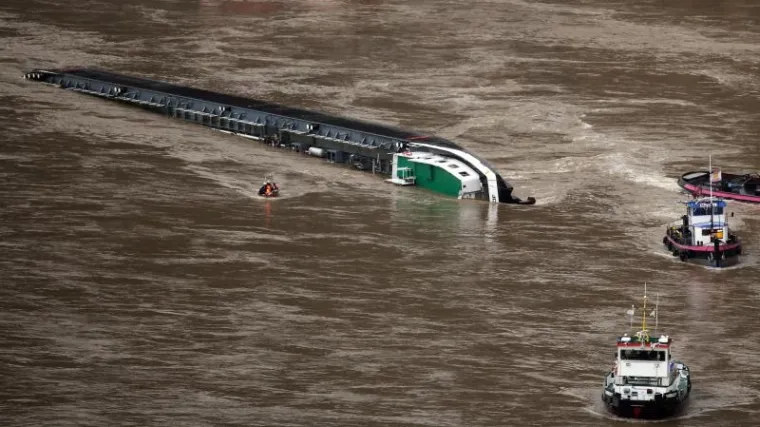 Potonuo teretni brod s 12 članova posade
