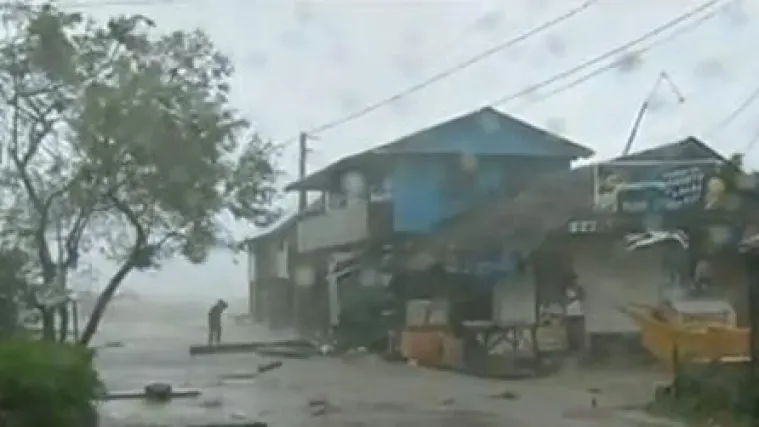 Olujni vjetar čupao drveće i otpuhao slabije kuće