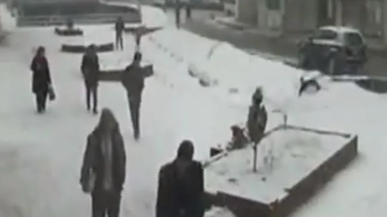 Most se iznenada uru&scaron;io i sa sobom povukao pje&scaron;aka