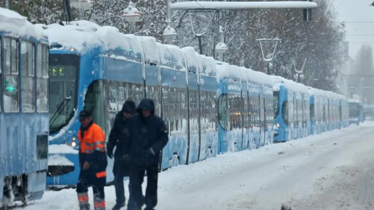 Snijeg zameo Zagreb, tramvaji se postupno uključuju u promet