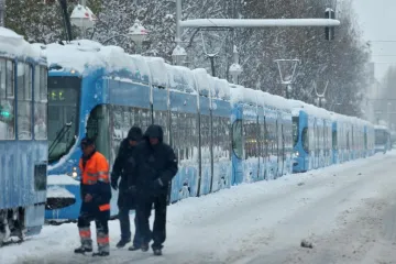 Snijeg zameo Zagreb, tramvaji se postupno uključuju u promet