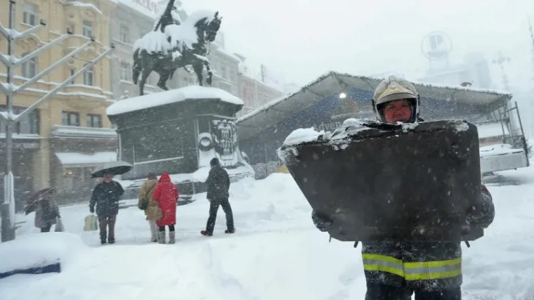 'Zagrepčani, uključite se u či&scaron;ćenje snijega'