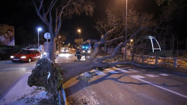 Udari orkanske bure od 155 kilometara na sat