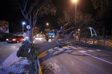 Udari orkanske bure od 155 kilometara na sat