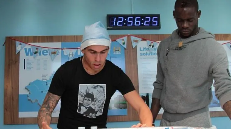 Tevez podučavao smotanog Balotellija