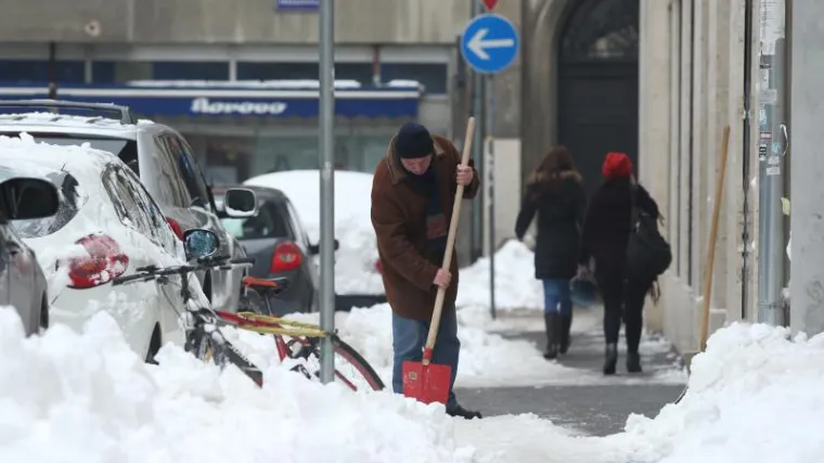 'Očistite snijeg ispred kuća i ne zovite hitne službe bez potrebe'