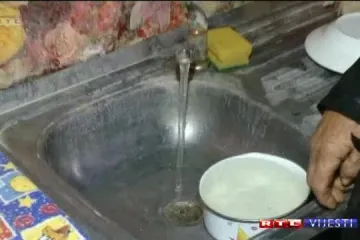 Iz slavine im potekla mineralna voda