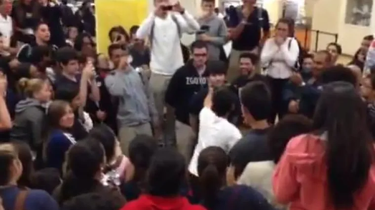 Srednjoškolci se pred svima namjerno šamaraju!