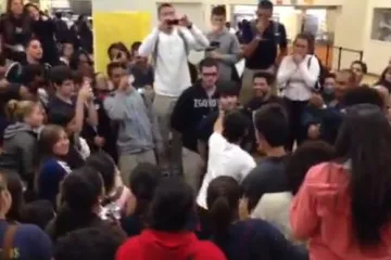 Srednjoškolci se pred svima namjerno šamaraju!