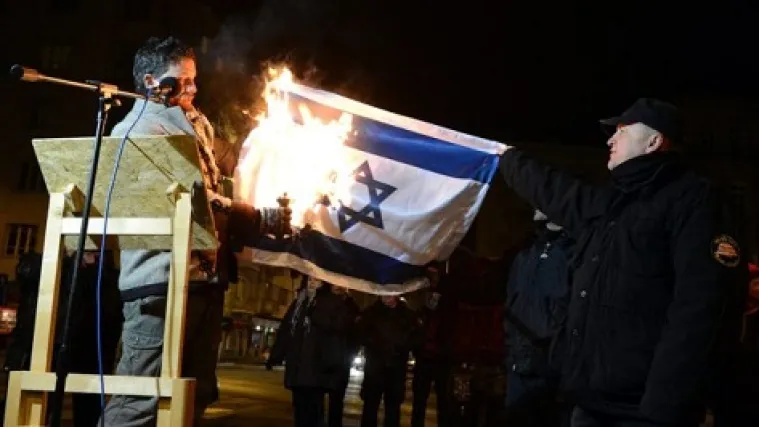 Priveden mađarski zastupnik koji je zapalio zastavu Izraela