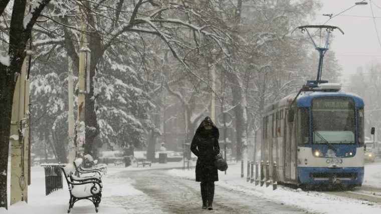 Napao trudnicu u tramvaju i bacio je na pod