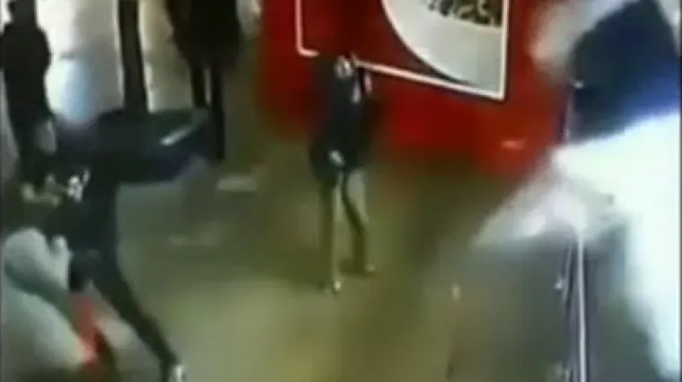 Popucalo staklo ogromnog akvarija s morskim psima!