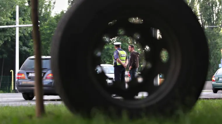 Otpao kotač s autobusa i ozlijedio vozačicu auta