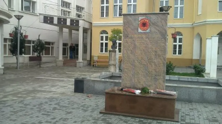 Dačić obećao da će sru&scaron;iti spomenik 'teroristima'