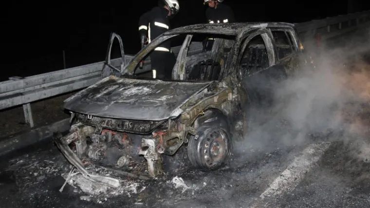 Automobil se zapalio nakon izlijetanja - izgorjele dvije osobe!