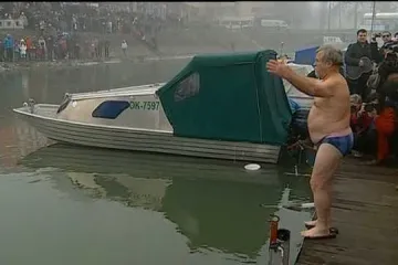 Čovjek tuljan skočio u ledenu Dravu