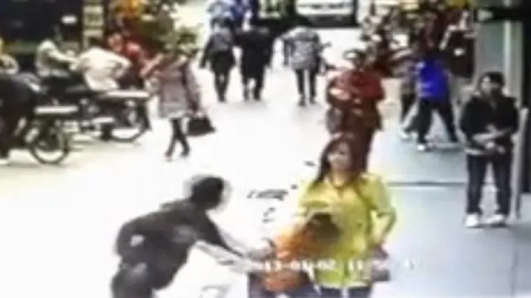 Snimka luđačkog napada nožem na prolaznike!