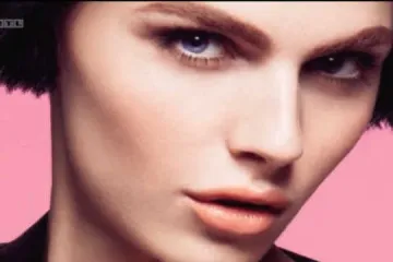 Povijesna naslovnica ljepotana odjevenog u ženu