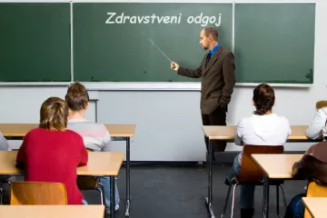 'Školski sustav propada, a vi govorite o navlačenju kondoma na krastavce!'