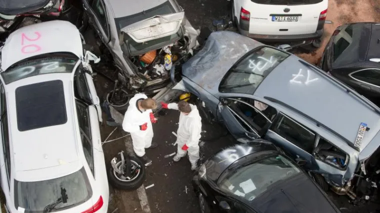 Kamion se sudario s 14 vozila, poginulo 8 ljudi