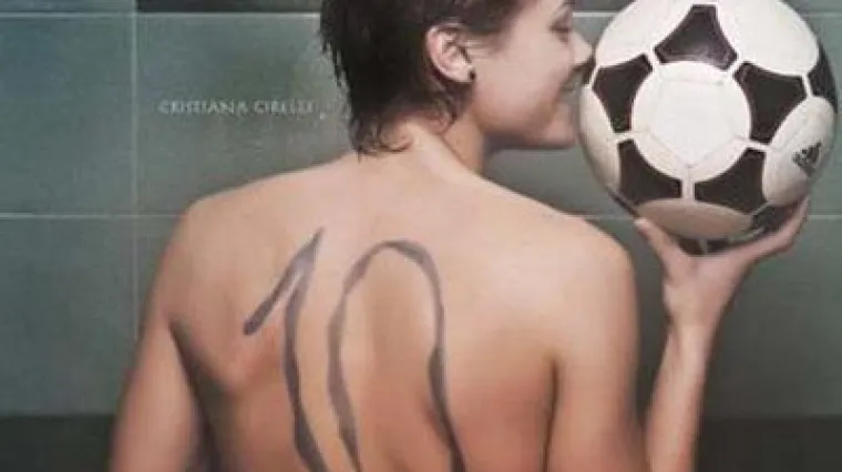 Atraktivna nogometa&scaron;ica potpuno gola najavila derbi