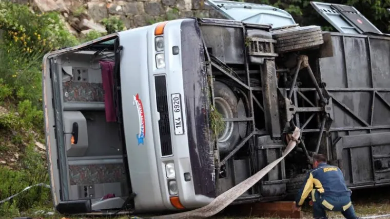 Autobus sletio u provaliju, poginulo 30 ljudi