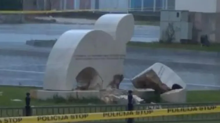 Eksplozivom o&scaron;tećen spomenik Armije BiH