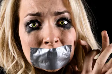 Petorica napala i silovala djevojku na cesti