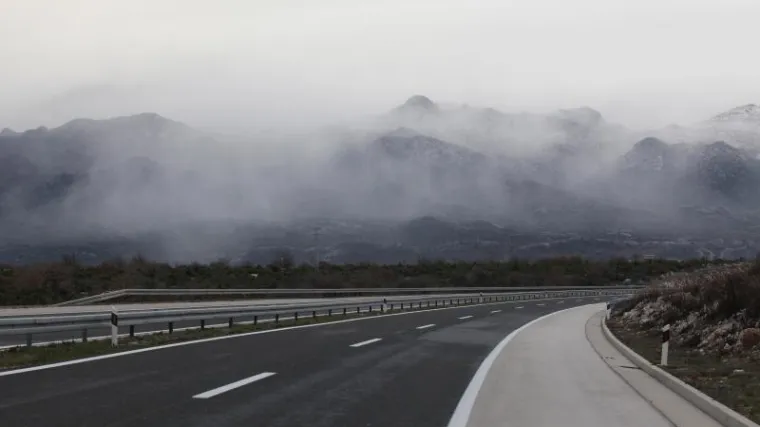 HAK: Vi&scaron;e cesta zatvoreno zbog poplava