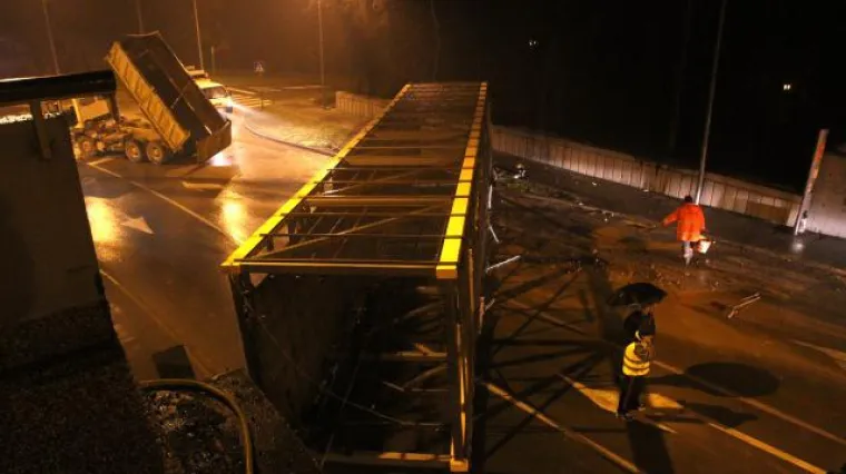 Bizarna nesreća usred Rijeke: Kamion sru&scaron;io most