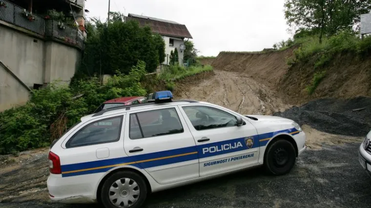 Veća količina zemlje odronila se na Aleju Bologne
