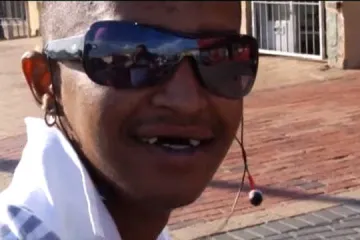 Čupaju prednje zube kako bi se svidjeli ženama!