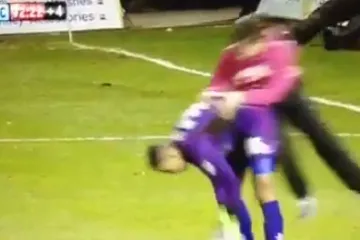 Šašavi navijač naskočio golmana