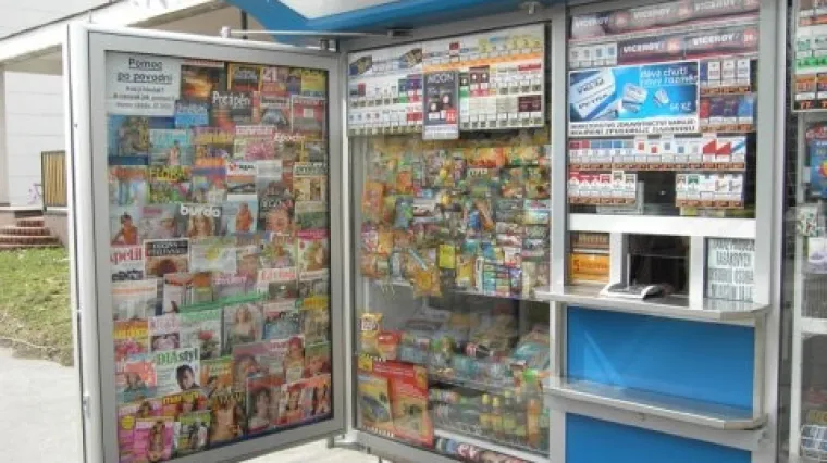 Udarao glavom prodavačice po pultu kioska