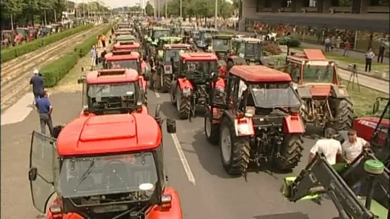 Poljoprivrednici blokirali državnu cestu