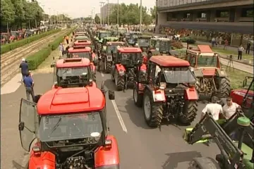 Poljoprivrednici blokirali državnu cestu
