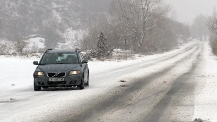 Zbog snijega i niskih temperatura otežana vožnja