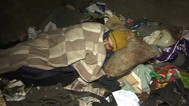 Ovaj čovjek već 15 godina živi u grobnici!