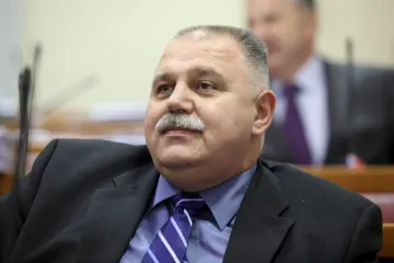 'Nitko ne ide u minus iz hira, život ga je na to prisilio'