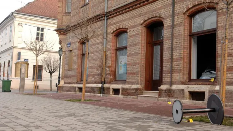 Ukradenim stolom razbio izlog banke