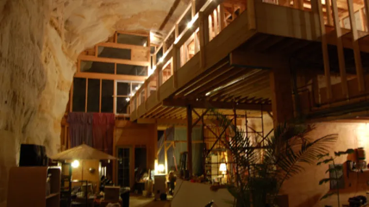 Sakrio kuću unutar planine