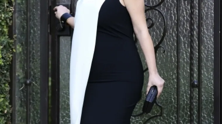 Kim u crno-bijeloj haljini pokazala trudničku figuru