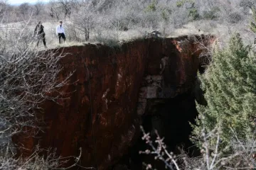 Urušila se zemlja i stvorila rupu duboku 100 metara!