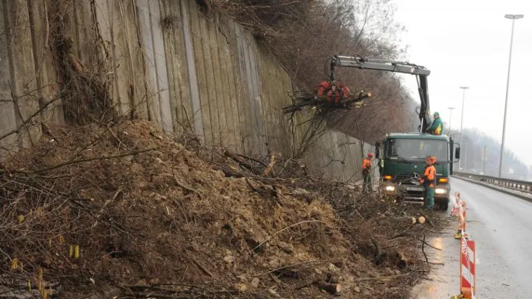 Odron zemlje na Aleji Bologne usporio promet