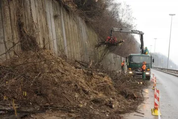 Odron zemlje na Aleji Bologne usporio promet