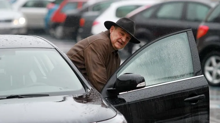 Radimir Čačić uhvaćen za volanom!